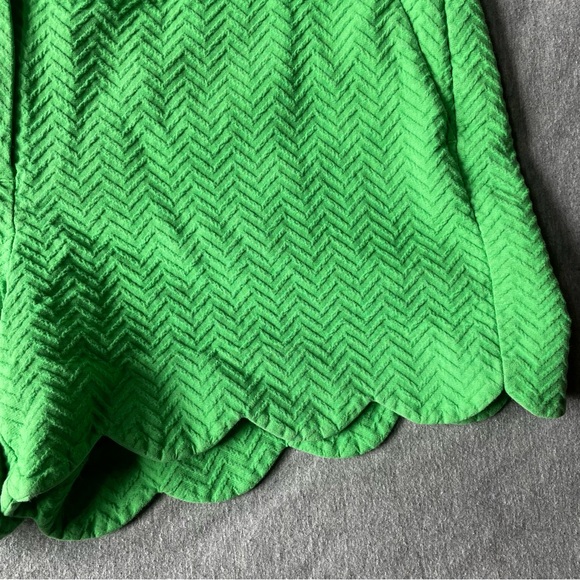 Crown & Ivy Green Scalloped High Waist Shorts‎ - Picture 2 of 4